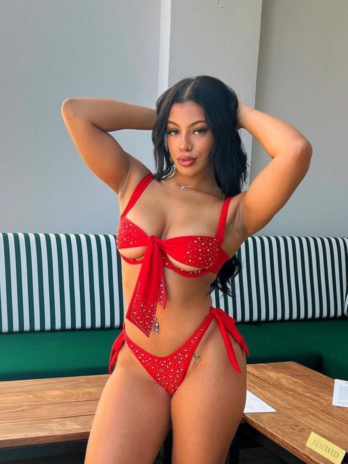 10B Set Moño With Stones - On Request